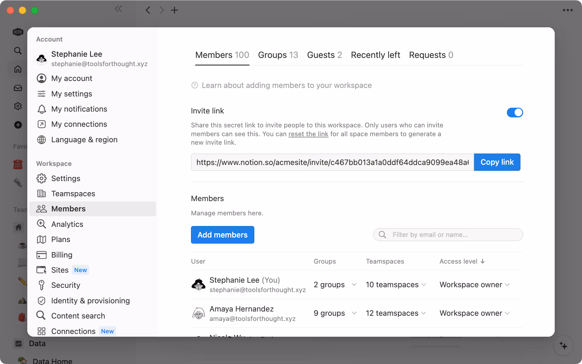 설정과 멤버 메뉴의 '멤버'에서 모든 멤버, 게스트와 요청을 볼 수 있습니다.